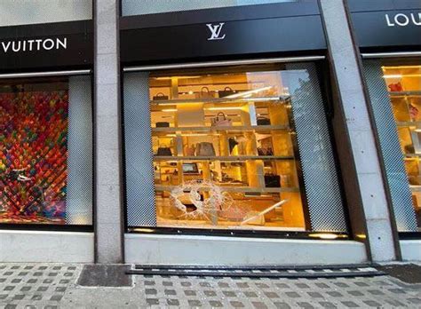 Parigi, furto alla boutique di Louis Vuitton; sfondata